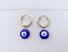 Thick hoops with freswater pearl and /or lampwork murano glass evil eye charms, totally on trend! You can choose a pair of pearl earring, a pair of murano evil eye earrings or a mixed combo with one pearl earring and one evil eye earring on the drop down menu. Raw brass thick hoop earrings 18k gold plated. Outer diameter 21mm, 3,5mm thick. Handmade lampwork murano glass evil eye beads measure 15mm in diameter approx., pearls are 11-14mm x 10-11mm This is a handmade/natural product, so may have s Gold Evil Eye Drop Earrings, Gold Round Evil Eye Earrings, Adjustable Gold Evil Eye Earrings, Handmade Blue 14k Gold Filled Earrings, Handmade Blue 14k Gold-filled Earrings, Handmade 14k Gold Filled Blue Earrings, Gold Evil Eye Earrings As Gift, Handmade Round Good Luck Jewelry, Handmade Blue Hoop Earrings In 14k Gold Filled