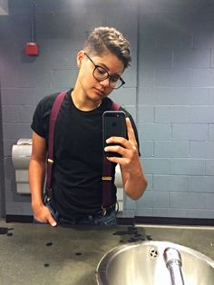 soiamstanding.tumblr.com // instagram.com/not_the_president Short Butch Haircut, Masc Lesbian Haircut Short, Masc Lesbian Haircut, Dyke Haircut, Masculine Hairstyles, Sapphic Vibes, Masculine Women