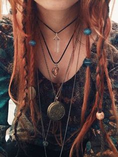 Opaque Mandala — Dreadlocks and pendants Hippie Elegante, Pirate Hair, Boho Mode, Estilo Hippy, Mode Hippie, Rpg Characters, Hippie Hair, Estilo Hippie, Red Boho