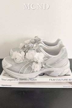 Enhance your style with the Eilish shoe charm, adorned with intricate acrylic petals layering flower designs. This elegant flower boasts a stunning beaded stamen at its center, adding an exclusive touch to your favorite sneakers. Elevate your look with this season's top trend in sneaker decor accessories.

The shop clip has a plastic clip on its backside that allows for easy attachment to your shoelace. Be careful not to open or apply too much force, as this could cause damage.

- Acrylic
- 2pc / set Sneaker Decor, Sneaker Charms, Flower Sneakers, Decorating Shoes, Pregnant Style, Shoe Refashion, Diy Sneakers, Beaded Shoes, Flower Shoes