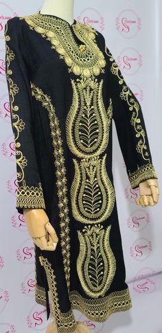 Kaftan traditionnel Marocain Tissu conton lin, brodé au fil d'or Travail artisanal marocain Longueur du caftan est de 1m 15 Longueur des bras 58cm le 1/4 de poitrine est de 28 cm Festive Long Sleeve Thobe With Zari Work, Gold Embroidered Abaya For Festive Occasions, Gold Abaya With Gold Embroidery For Festive Occasions, Festive Gold Abaya With Gold Embroidery, Festive Gold Embroidered Abaya, Long Sleeve Abaya For Ceremonial Eid, Long Sleeve Ceremonial Abaya For Eid, Long Sleeve Dabka Abaya For Festivals, Ceremonial Long Sleeve Abaya For Eid