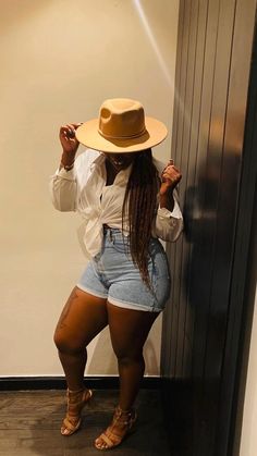 River Date Outfit, Brunch Outfit Black Woman Shorts, Vineyard Outfit Summer Black Women, Summer Outfits With Fedoras For Women, Blues Show Outfit, Outfits With Black Capris, Boat Ride Outfit Summer Black Woman, Bbq Date Outfit, First Date Outfit Summer Black Women