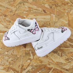 Personalized children's sneakers Air Force 1 customs first name and pink butterflies unisex toddler Professional paint and waterproof vinyl. Authentic & new item, sold in its original packaging. Sizes below 32 have a scratch Customs are made to order; it will not be possible to make a return/refund. Do not hesitate to contact me if you have any questions 😊 Each model is made by us in our workshop in Aubagne in the south of France. https://www.etsy.com/fr/shop/sneakeaze?ref=profile_header Custom Baby Shoes, Nike Air Force 1 Custom, Nike Air Force One, Air Force 1 Custom, Custom Air Force 1, Baskets Nike, Profile Header, First Name, Pink Butterfly