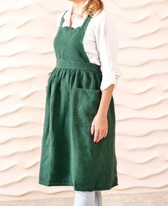 Discover the perfect blend of style and functionality with our linen pinafore apron dress for women. This linen apron dress features handy pockets, making it ideal for gardening, cooking, or everyday wear.  PRODUCT SPECIFICATION Length - 32" / 82 cm Width - 31" / 80 cm Chest width - 10" / 25 cm Model is 5 feet 5"/165 cm, size S 100% stone washed organic linen - 260 GSM 2 front pockets OEKO-TEX Standard 100 certified fabric Fits XS - XXL sizes (Unisex) Adjustable ties Green Linen Dress With Pockets, Linen Workwear Dress With Side Pockets, Cotton Apron With Pockets, Workwear Linen Dress With Side Pockets, Summer Linen Pinafore Dress, Sleeveless Linen Pinafore Dress With Pockets, Sleeveless Linen Pinafore Dress, Pinafore Apron Dress, Linen Pinafore Dress