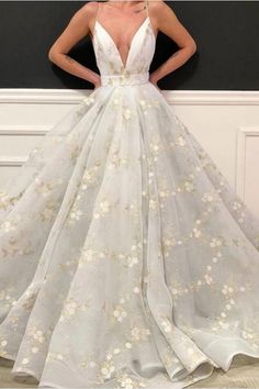 Finden Sie Designer Abendkleider Lang Weiß online bei babyonlinedress.de. Abiballkleider Günstig für Sie zum abiball gehen. Prom Dresses Online, Dresses Online, White Dress, Prom Dresses, Prom, Flowers, Wall, Dresses, White