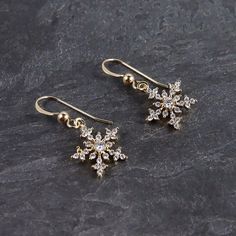 Our gold snowflake earring is a holiday accessory that is both elegant and sophisticated. These sparkly, crystal earrings can be worn every holiday season as well as all through winter, and make a great gift for a teacher or coworker. Pair with black pants and a cream sweater for a classic look on Christmas Eve. Size: earring length is 1", snowflake is 0.5" Materials: cubic zirconia Metals: gold filled ear wires, gold plated snowflakes Gold Christmas Earrings, Snowflake Jewellery, Christmas Earings, Winter Wedding Jewelry, Korean Jewellery, Winter Court, Musical Costumes, Snowflake Dress, Winter Gold