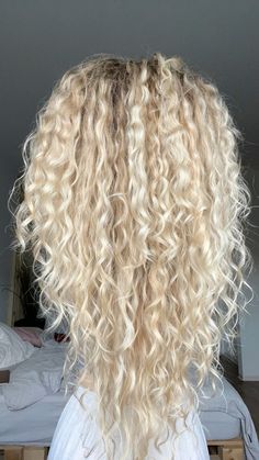 Blonde curls, blonde curly hair, naturlocken #curls #curlyhaircare #curlyhairroutine Icy Blonde Curly Hair, Platinum Blonde Curly Hair, Platnium Blonde Hair, Blonde Hair Curly, Long Curly Blonde Hair, Bowl Method, Blond Curly Hair, Blond Curls