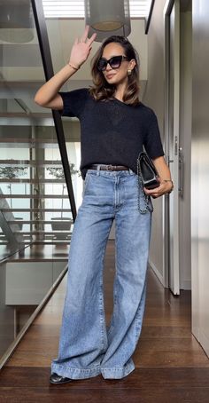 Chic Wide-leg Denim Pants, Wide Leg Jeans Outfit, Flare Jeans Outfit, Looks Jeans, Office Casual Outfit, Casual Street Style, Office Outfits, Denim Outfit, Types Of Fashion Styles