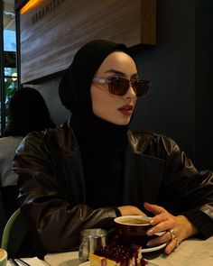 Black Hijab, Estilo Hijab, Stile Hijab, Modern Hijab Fashion, Modern Hijab, Muslim Outfits Casual, Head Scarf Styles, Hijabi Fashion Casual, Hijabi Aesthetic