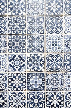 a blue and white tile pattern on the wall