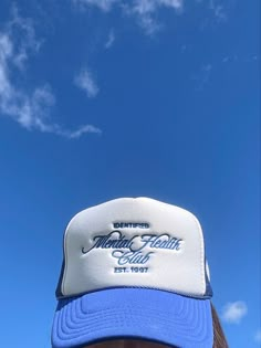 Trucker Hat Aesthetic, Foam Hats, Trucker Hat Designs, Trucker Hat Outfit, Blue Trucker Hat, Streetwear Caps, Hat Aesthetic, Branded Caps