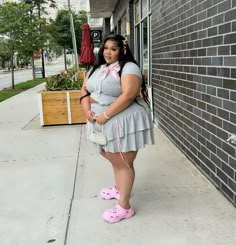 Platform Crocs Outfits Black Women, Crocs Outfit Plus Size, Pink Platform Crocs Outfit, Pink Crocs Outfit Baddie, Cute Platform Crocs, Croc Outfits Women, Plus Size Summer Fashion, Punk Style Outfits