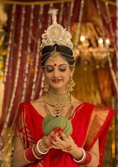 Bengali Bride Makeup, Bengali Bridal Look, Bengali Fashion, Indian American Weddings, Indian Wedding Poses