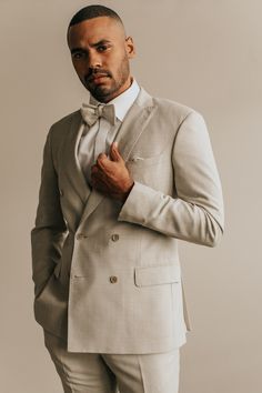 Highlights für den Bräutigam 2021? Softe Töne, natürliche Materialien, klassische Looks. Nach dem Motto „weniger ist mehr“ planen Brautpaare ihre Hochzeit eleganter, auf das Wesentliche konzentriert, dafür sehr hochwertig. Bei den Looks setzen Braut wie Bräutigam auf Zeitlosigkeit. Klassische Schnitte & Details sind wieder modern. Foto: Wolken mit i Custom Wedding, Pins