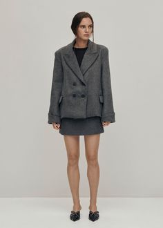 Chaqueta oversize gris estilo blazer
Una versión recortada de los clásicos abrigos estilo chaquetón, la chaqueta Mai está hecha de fieltro de lana en una forma oversize. Viene con solapas de muesca y bolsillos integrados clásicos, junto con detalles más sutiles como mangas dobladas con puños en punta. Style Blazer, Grey Coat, Tall Jeans, Sneaker Dress Shoes, Maternity Shops, Mens Shoes Boots, Oversized Blazer, Pea Coats, Barnes And Noble