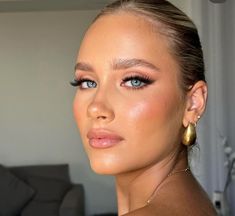 Make Up To Match Green Dress, Bridal Makeup Inspo Blue Eyes, Glowy Makeup Blonde Hair Blue Eyes, Hens Party Makeup, Makeup Ideas With Pink Dress, Rehearsal Dinner Makeup Brides, Evening Makeup For Blue Eyes, Garden Party Makeup, Formal Makeup For Blue Eyes