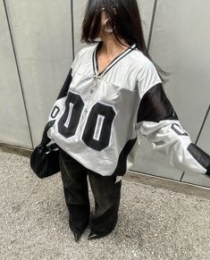 How To Style Jersey Shirt Women, Jerseys Outfits Women, Jersey Shirt Outfit Women, Jersey Outfit Women, Tomboy Outfit, Baggy Tops, Autumn Trends, Christmas Clothes, Patchwork Top