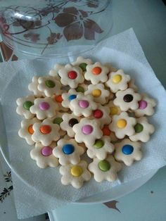 there are many small cookies on the plate