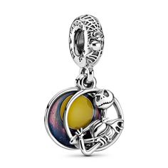 Celebrate Halloween with the Disney Nightmare Before Christmas Double Dangle Charm. Hand-finished in sterling silver, the design’s back disc features a full moon and night sky made with hand-applied transparent enamel in yellow and deep lavender. The front openwork disc includes a 3D version of main character, Disney's Jack Skellington. The bail includes spiderweb decoration, the Disney and Pandora logos and the engraving “What’s this?” Team this piece with other festive charms for some seriousl Pandora Nightmare Before Christmas, Pandora Jewlery, Disney Pandora, Pandora Charms Disney, Dream Bracelet, Disney Nightmare Before Christmas, Disney Charms, Charms Pandora, Pandora Disney