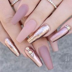 nail art with glitter | coffin | gold | gel polish | acrylic | pink | shapes| Rose Gold Nails, Makijaż Smokey Eye, Coffin Nails Long, Prom Nails, Luxury Nails, Glitter Nail Art, Cute Nail Designs, Gold Nails, Gorgeous Nails