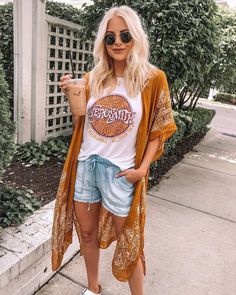 Boho Beach Outfit Casual, Womens Western Summer Outfits, Funky Over 50 Style, Boho Chic Outfits 2023, Semi Casual Summer Outfits, Boho Spring Outfits 2023, Graceland Outfit Ideas, Plus Size Hippie Outfits, Boho Outfits Plus Size