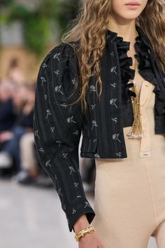 Chloé Spring 2025 Ready-to-Wear https://www.vogue.com/fashion-shows/spring-2025-ready-to-wear/chloe/slideshow/detail#89 Spring 2025, Italy Outfits, Baroque Fashion, Jewelry Outfit, Vogue Runway, Hippie Chic, Paris Fashion Week