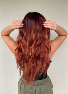 Balayage Highlights sind im TrendKennen Sie die Balayage TechnikIn letzter Zeit hat sie wieder an Popularität gewonnenWenn Sie Ihre Haare färbenjedoch auf Ihren natürlichen Look nicht... Spring Red Hair Color, Copper Hair Color, Auburn Hair