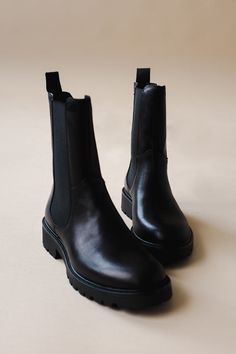 Vagabond Kenova mid calf black leather chelsea boots. This comtemporary style has a chunky sole, rounded toesm and pull-on tabs.  Shaft height 216mm, shaft width 255mm, heel height 40mm.  40mm chunky outsole.  Cow leather upper, tpr outsole, textile lining, goat leather inner sole.  5241-201-20 PIPE AND ROW Midcalf Chelsea Boots, Vagabond Kenova Boots, Vagabond Chelsea Boots, Wide Chelsea Boots, Mid Calf Chelsea Boots, Black Boots Woman, Flat Boots Outfit, Flat Black Boots, Vagabond Kenova