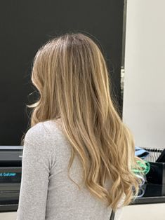 Straight Hair Balayage Blonde, Soft Front Layers, Cool Medium Blonde, Half Head Foils Blonde, Natural Blonde Hair Dye, Blonde Hair With Brown Roots, Half Head Highlights, Sand Blonde Hair, Rachel Hair