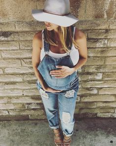 Futura Mamá – Como Vestir Bien Maternity Suit, Maternity Overalls, Baby Bump Style, Maternity Styles, Preggo Fashion, Pregnant Style, Pregnancy Fashion, Pregnancy Style, Maternity Pics