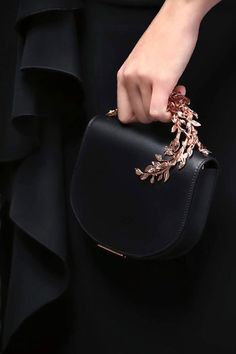 Ladies Purses Handbags Style, Small Hand Bags, Classy Purses, Hand Bags For Women, Ralph Russo, Expensive Gifts, Ralph And Russo, Ladies Bag, Girly Bags