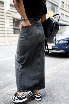 Styling Long Black Denim Skirt, Black Denim Long Skirt, Long Black Demin Skirt Outfits Aesthetic, Long Black Denim Skirt Outfit, Long Black Denim Skirt, Black Jeans Skirt, Trendy Full-length Dark Wash Denim Skirt, Black Mid-rise Denim Skirt With Pockets, Outfit Uni