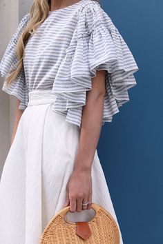 Ruffle Outfit, Designs For Dresses, Fashion Weeks, Mode Inspiration, Look Casual, Street Style Outfit, Sleeves Pattern, Handle Bag