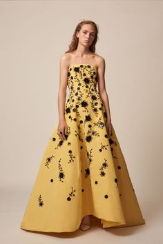 Crepe Styles, Resort 2017 Fashion, Beautiful Evening Gowns, Evening Dress Fashion, Dress Stores Online, فستان سهرة, Marchesa, Gorgeous Gowns, Luxury Goods