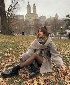 Outfit Inspo Parisian, Parisian Chic Outfits Autumn, European Fashion Cold Weather, Paris Boots Outfit, Autumn Fashion London, Feminine Loafers Outfit, Paris Fashion Autumn, French Girl Fall Style 2024, French Fall Outfits Casual