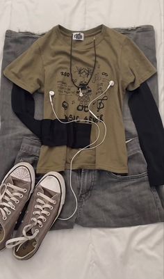 Styling Black Shorts, Heba Core, Radio Dolls, Tshirt Layering, How To Have Style, Outfit Grunge, Usa Jeans, Grunge Outfit, Downtown Outfits