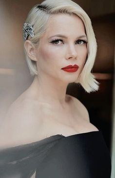 Michelle Williams Hair, Michelle Williams Style, Louis Vuitton 2020, Red Lipstick Makeup, Side Swept Hairstyles, Hollywood Hair, Sag Awards, Michelle Williams, Short Wedding Hair