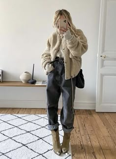 Look Boho Chic, Boots Outfits, Looks Street Style, Outfit Trends, Eclectic Fashion, Jeans White, Mode Inspo, Grey Jeans, Autumn Outfit