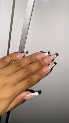 #unhasperfeitas #unhaslindas #unhasdeluxo #unhas #unhabranca Black And Nude Nails, Fancy Nails Designs, Stiletto Nails Designs, New Year's Nails, Fire Nails, Fancy Nails, Best Acrylic Nails, Long Acrylic Nails, Nail Decorations