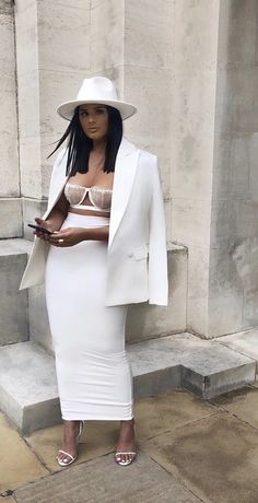 Strapless Outfits, White Party Outfit, Strapless Bras, All White Outfit, Lace Strapless, Fashion Mistakes, Lace Lingerie, Looks Chic, Maxi Skirts