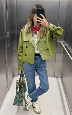 Modern Eclectic Outfit, Green Stripes Outfit, Midseason Outfit, Green Jeans Outfit, Green Jacket Outfit, Accessorizing Outfits, Jeans Jacket, Fashion Mistakes, Mode Inspo