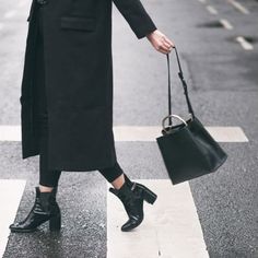 How to wear booties with jeans Black Coat Outfit, Stylish Petite, Latest Fashion Trends For Women, Fashion Blogger Outfit, Petite Fashion Tips, Outfit Ideas Casual, Wearing All Black, Blogger Outfits