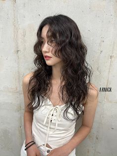 Curly Hair No Bangs, Wavy Hairstyle With Bangs, Vivienne Westwood 2023, Air Perm, Soft Perm, Japanese Perm