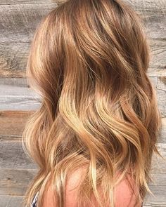 This beachy blonde simply glows with warm honey and golden tones. (Image by stylist Sarah Pelco.) Honey Gold Hair, Gold Hair Color, Warm Blonde Hair, Honey Blonde Hair Color, Golden Blonde Hair, Honey Blonde Hair, Strawberry Blonde Hair, Honey Hair, Blonde Hair With Highlights