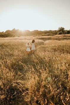 little girls walking through brown grass during golden hour Golden Fields Photography, Fall Field Family Pictures, Wheat Field Photography Family, Discovery Park Seattle Photography, Summer Golden Hour Family Photos, Golden Hour Family Photography, Golden Hour Photoshoot Family, Family Photoshoot Golden Hour, Golden Hour Fall Family Photos