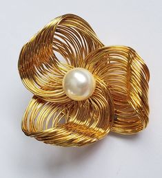 Great Brooch Wire Jewelry Patterns, Wire Flowers, Pearl Brooch, Vintage Brooch, Jewelry Patterns, Vintage Brooches, Wire Jewelry, Faux Pearl, Brooch Pin