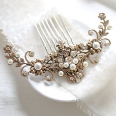 Antique gold Bridal hair comb with gold crystals and pearls - ASHLYN - Treasures by Agnes Elegant Wedding Accessories, Victorian Hair Pieces, Glam Accessories, Antique Hair Combs, Wedding Accessories For Bride, Pearl Comb, Pearls Hair, Gold Bridal Hair Comb, Japanese Fox