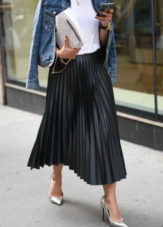 Pleated Skirt Flowy Skirt With Pleated Fabric. Hidden In-Seam Side Zip Closure. Size : M Black Pleated Skirt Outfit, Pleated Skirt Outfits, Rok Outfit, Black Skirt Outfits, Pleated Skirt Outfit, Chique Outfit, Leather Pleated Skirt, Pleated Long Skirt, Black Pleated Skirt