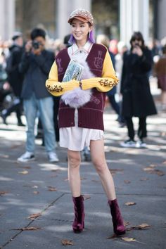 Irene Kim seen in the streets of Paris before the Miu Miu show during the Paris Fashion Week Womenswear Spring/Summer 2018 on October 3 2017 in Paris... Irene Kim, New Fashion Clothes, Stylish Lady, Maxi Skirt Style, Asian Inspiration, Street Style Shoes, Street Style Photos, Seoul Fashion Week, Maxi Skirt Boho