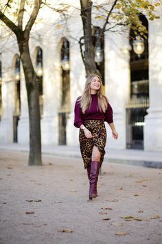 Comment porter la jupe léopard ? - La Minute Fashion Floral Boots Outfit, Dark Brown Top Outfit, Berry Outfit, Skirt Outfits With Boots, Skirts And Boots, Fall Chic Outfits, Boots Outfit Ideas, Printed Skirt Outfit, Outfit Botas